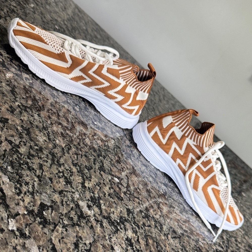 Women's Chevron Patterned Tan and White fashion Sneakers NWOT 8.5 - Picture 5 of 10